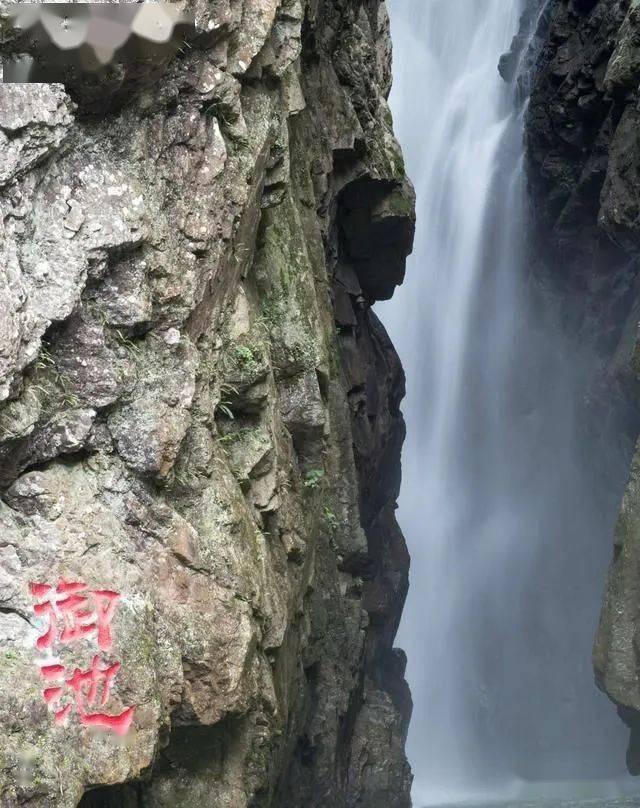 逃离古老的乡村房子